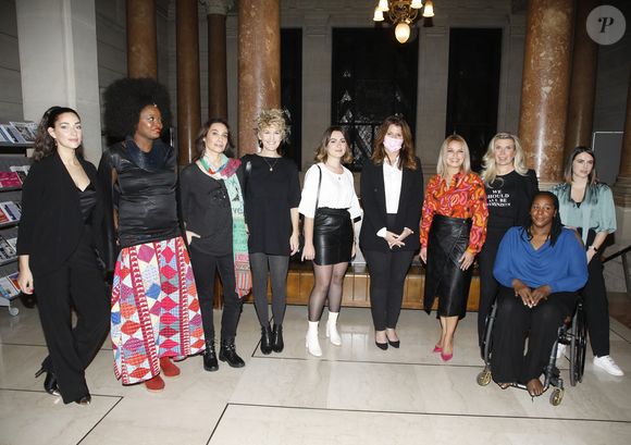 Exclusif - Sheryfa Luna, Maïmouna Gueye, Marie Fugain, Kim Schwarck, Capucine Coudrier, la Ministre Marlène Schiappa, Séverine Ferrer, l'avocate Nathalie Tomasini, Clémence Lassalas, Gladys Foggea - Showcase du spectacle "La Voie des Femmes", mis en scène Séverine Ferrer à la Mairie du 3eme de Paris. Le 25 Novembre 2021.
La Voie des Femmes est une série de témoignages délivrés et confiés par des Femmes à Séverine Ferrer, initiatrice du projet.
Une aventure théâtrale à dimension humaine et sociale, presque 100 % féminine qui parle des femmes, écrite par des femmes, mais produite par des hommes.  
Interprété par 5 comédiennes et d'une durée d'environ 45min, le spectacle constitue une parole de vérité ainsi qu'un devoir de mémoire ainsi qu'une vitrine de la liberté des Femmes et de leurs conditions.
Les participantes à ce projet racontent leurs histoires, leurs places de femmes dans la société, leurs quotidiens, leurs déboires, leurs joies, leurs peines, leurs traumatismes mais aussi leurs rêves, leurs angoisses, leurs envies, leurs motivations. Elles nous montrent aussi leur volonté de voir les choses bouger, évoluer et surtout leur envie de se sentir essentielles en abordant toutes les problématiques féminines.
Oser prendre la parole, se raconter, dire tout haut ce que tant de femmes pensent tout bas, témoigner pour laisser une trace, comme une thérapie, pour continuer à avancer en transgressant les codes, aller au delà des tabous avec pudeur et dans le plus grand des respects... Tel est le challenge proposé par le spectacle "La Voie des Femmes".
© Denis Guignebourg / Bestimage