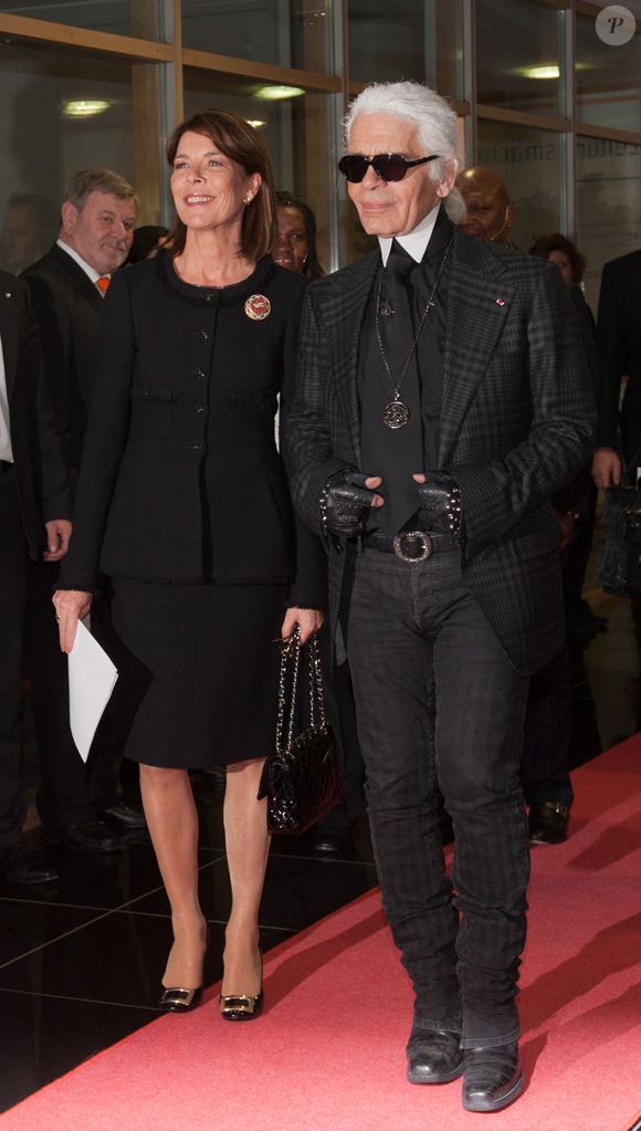 Le créateur Karl Lagerfeld et la princesse Caroline de Monaco arrivent à la cérémonie du 'Menschen in Europa Charity Award' ('Personnes en Europe') au Media Centre Passau, à Passau, en Allemagne, le 12 décembre 2011. La princesse est récompensée pour son engagement dans l'organisation caritative Amade Mondiale pour ses enfants. Photo Armin Weigel/DPA/ABACAPRESS.COM