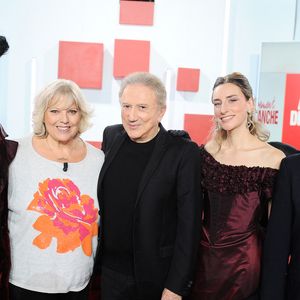 Exclusif - Gjon's Tears, Laurence Boccolini, Michel Drucker, Philippine Lavrey et Emmanuel Chaunu lors de l'enregistrement de l'émission Vivement dimanche présentée par M.Drucker aux studios Rive Gauche, à Paris, France, le 1er octobre 2025. Diffusion sur France 3 le 9 novembre 2025. © Guillaume Gaffiot/Bestimage