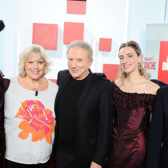 Exclusif - Gjon's Tears, Laurence Boccolini, Michel Drucker, Philippine Lavrey et Emmanuel Chaunu lors de l'enregistrement de l'émission Vivement dimanche présentée par M.Drucker aux studios Rive Gauche, à Paris, France, le 1er octobre 2025. Diffusion sur France 3 le 9 novembre 2025. © Guillaume Gaffiot/Bestimage