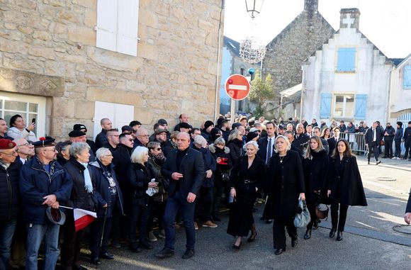 "Il est resté très attaché à La Trinité", confiait le conseiller régional RN et ami de la famille Le Pen sur France Bleu il y a quelque temps

Marine Le Pen, sa soeur Marie-Caroline, Mathilde Chauffroy (fille de Marine Le Pen) et son mari Matthieu Parent, Nolwenn Olivier (fille de Marie-Caroline) - Arrivées des membres de la famille Le Pen aux obsèques de Jean-Marie Le Pen en l'église Saint-Joseph à la Trinité-sur-Mer  le 11 janvier 2025. © Dominique Jacovides / Guillaume Collet / Bestimage