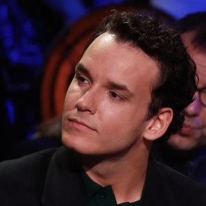 En plus d'être un athlète reconnu, Théo Curin est aujourd'hui devenu un animateur télé très populaire sur France 3 depuis qu'il y a repris les commandes de "Slam".

Exclusif - Théo Curin - Enregistrement de l'émission "La Boîte à Secrets N°19" dans les studios de la Cité du Cinéma à Saint-Denis, présentée par F.Bollaert sur France 3
© Christophe Clovis / Bestimage