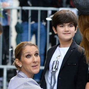 La chanteuse canadienne Céline Dion quitte Paris pour partir en vacances après sa tournée en Europe à guichets fermés. Céline Dion et ses jumeaux, Eddy et Nelson, ont reçu une pluie de confettis avant de monter dans leur voiture à la sortie de l’hôtel Royal Monceau, à Paris, France, le 10 août 2017. © Agence/Bestimage -