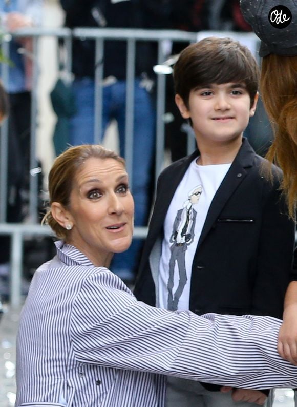 La chanteuse canadienne Céline Dion quitte Paris pour partir en vacances après sa tournée en Europe à guichets fermés. Céline Dion et ses jumeaux, Eddy et Nelson, ont reçu une pluie de confettis avant de monter dans leur voiture à la sortie de l’hôtel Royal Monceau, à Paris, France, le 10 août 2017. © Agence/Bestimage -