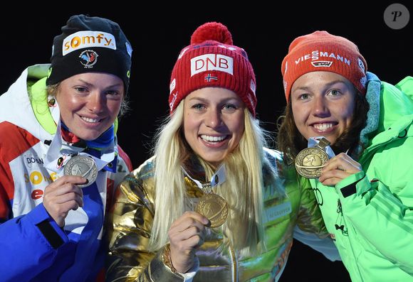 La médaillée d'or Tiril Eckhoff de Norvège est entourée sur le podium par la médaillée d'argent Marie Dorin Habert de France et la médaillée de bronze Laura Dahlmeier d'Allemagne lors de la cérémonie de remise des médailles de l'épreuve de sprint 7,5 km sur la place des médailles d'Oslo aux Championnats du monde de biathlon, à Oslo, Norvège, le 5 mars 2016. Hendrik Schmidt/DPA/ABACAPRESS.COM