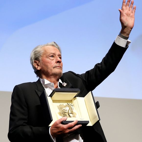 Alain Delon (avec un badge Paris Match d'une ancienne couverture du magazine titrant "Alain Delon, mes deux amours, Rosalie et Anouchka) - Remise de la Palme d'Honneur à Alain Delon lors du 72ème Festival International du Film de Cannes. 19 mai 2019.
© Jacovides-Moreau / Bestimage