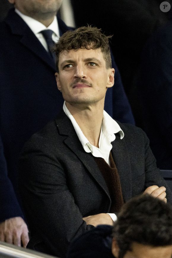 Niels Schneider - Célébrités dans les tribunes du match aller des huitièmes de finale de la Ligue des champions entre le PSG et la Real Sociedad (2-0) au Parc des Princes à Paris le 14 février 2024. © Cyril Moreau/Bestimage