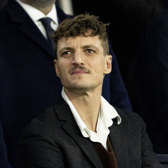 Niels Schneider - Célébrités dans les tribunes du match aller des huitièmes de finale de la Ligue des champions entre le PSG et la Real Sociedad (2-0) au Parc des Princes à Paris le 14 février 2024. © Cyril Moreau/Bestimage