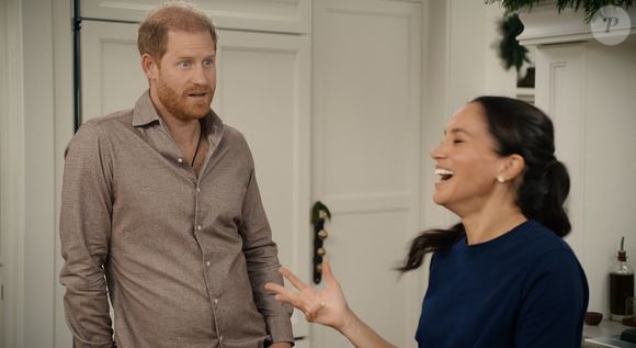 Ce fameux cliché a été pris dans le magnifique jardin de leur maison du quartier de Montecito à Los Angeles

Le prince Harry fait une apparition surprise dans les dernières scènes de l'émission festive de Meghan Markle sur Netflix.
Crédit : JLPPA / Bestimage