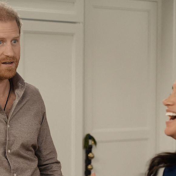 Ce fameux cliché a été pris dans le magnifique jardin de leur maison du quartier de Montecito à Los Angeles

Le prince Harry fait une apparition surprise dans les dernières scènes de l'émission festive de Meghan Markle sur Netflix.
Crédit : JLPPA / Bestimage