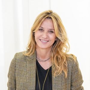 Cet été, Sarah Poniatowski n'a pas lésiné sur les moyens pour offrir des vacances inoubliables à ses enfants, Yasmine, Roman et Milo.

Sarah Poniatowski - Présentation de la collection "Tamsa" Maisons du Monde x Sarah Poniatowski à l'Atelier Richelieu à Paris, France. © Anne-Sophie Guebey/Bestimage