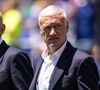 Soutenu par les supporters dans les tribunes et par sa famille, notamment son fils Dylan, le patron des Bleus a pu traverser cette douloureuse épreuve bien entouré.

Didier Deschamps, sélectionneur de l'équipe de France, observe le terrain avant le match de la phase de groupes de la Coupe du Monde masculine FIFA 2026 entre la France et le Sénégal au New York New Jersey Stadium, à East Rutherford le 16 juin 2026 - Match de groupe I "France - Sénégal (3-1)" lors de la Coupe du Monde FIFA 2026 le 16 juin 2026. © PsnewZ/Bestimage