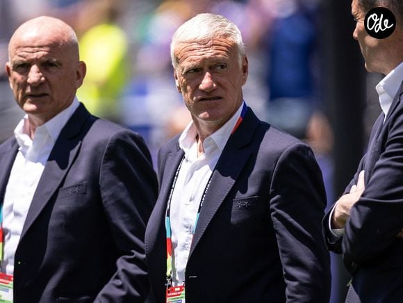 Soutenu par les supporters dans les tribunes et par sa famille, notamment son fils Dylan, le patron des Bleus a pu traverser cette douloureuse épreuve bien entouré.

Didier Deschamps, sélectionneur de l'équipe de France, observe le terrain avant le match de la phase de groupes de la Coupe du Monde masculine FIFA 2026 entre la France et le Sénégal au New York New Jersey Stadium, à East Rutherford le 16 juin 2026 - Match de groupe I "France - Sénégal (3-1)" lors de la Coupe du Monde FIFA 2026 le 16 juin 2026. © PsnewZ/Bestimage