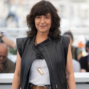 Admirer son papa sur scène a été un véritable bonheur pour Romane, elle qui a fait ses débuts de comédienne aux côtés de son père dans le film "Kamikaze" alors qu'elle n'avait que 13 ans.
Romane Bohringer au photocall de "Dites-lui que je l'aime" (Séance spéciale) lors du 78ème Festival International du Film de Cannes, le 19 mai 2025. © Moreau / Jacovides / Bestimage