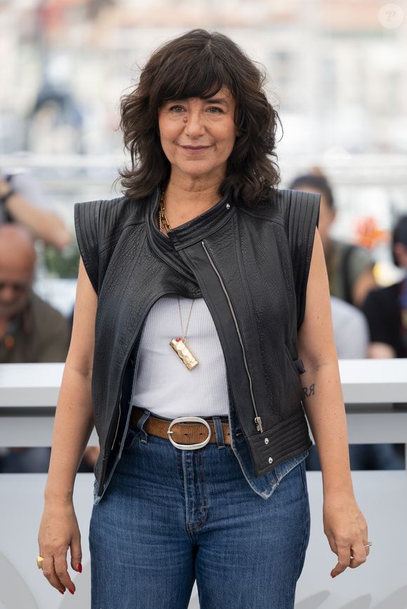 Admirer son papa sur scène a été un véritable bonheur pour Romane, elle qui a fait ses débuts de comédienne aux côtés de son père dans le film "Kamikaze" alors qu'elle n'avait que 13 ans. 

Romane Bohringer au photocall de "Dites-lui que je l'aime" (Séance spéciale) lors du 78ème Festival International du Film de Cannes, le 19 mai 2025. © Moreau / Jacovides / Bestimage