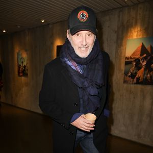 On retrouve par exemple sa table ovale où il faisait toutes ses séances d’écriture des César ou ses scénarios,

Antoine de Caunes - Soirée Neoverse "Nescafé Dolce Gusto" au Dôme de l'Espace Niemeyer à Paris les 25 et 26 novembre 2025. © Coadic Guirec/Bestimage