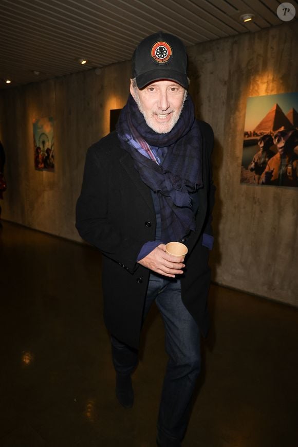 On retrouve par exemple sa table ovale où il faisait toutes ses séances d’écriture des César ou ses scénarios,

Antoine de Caunes - Soirée Neoverse "Nescafé Dolce Gusto" au Dôme de l'Espace Niemeyer à Paris les 25 et 26 novembre 2025. © Coadic Guirec/Bestimage