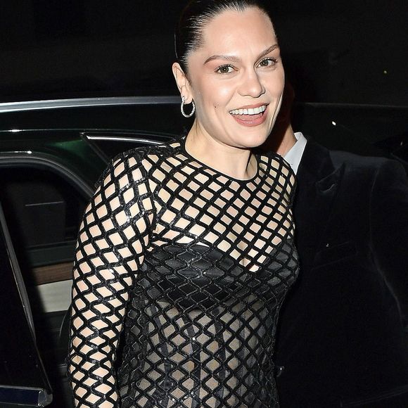 La chanteuse Jessie J est photographiée en pleine forme, vêtue d'une tenue noire révélatrice, à son arrivée aux Rolling Stone UK Awards 2025 au Roundhouse à Londres. Backgrid UK/ Bestimage