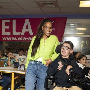 Exclusif - La chanteuse française Amel Bent lors de la lecture de la dictée ELA, avec le texte "L'oubliée" écrit spécialement par Valérie Perrin pour la 22ème édition de la campagne "Mets tes baskets et bats la maladie" en soutien à l'Association Européenne de Leucodystrophie (ELA) à l'école de Bougival, France, le 14 octobre 2025. © Pierre Perusseau/Bestimage