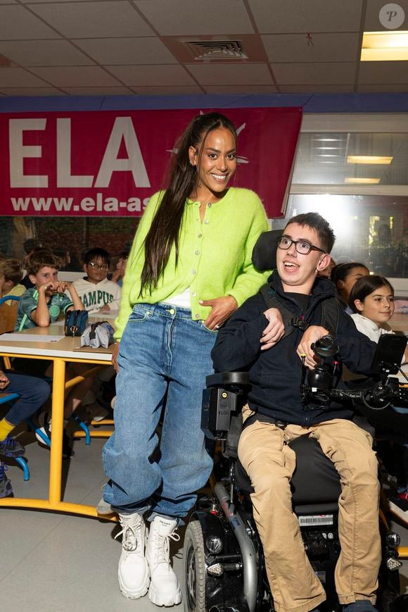 Exclusif - La chanteuse française Amel Bent lors de la lecture de la dictée ELA, avec le texte "L'oubliée" écrit spécialement par Valérie Perrin pour la 22ème édition de la campagne "Mets tes baskets et bats la maladie" en soutien à l'Association Européenne de Leucodystrophie (ELA) à l'école de Bougival, France, le 14 octobre 2025. © Pierre Perusseau/Bestimage