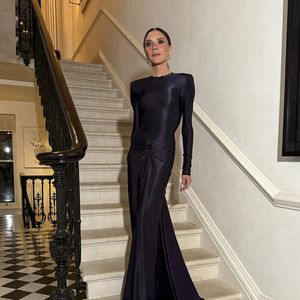 Victoria Beckham prend la pose.