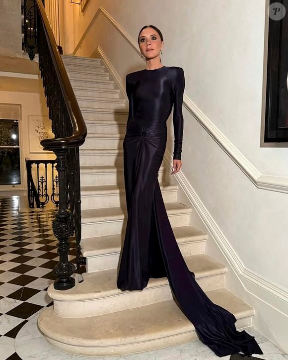 Victoria Beckham prend la pose.