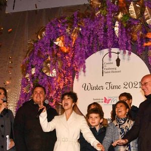 Sandrine Quétier et Laurie Cholewa, Benjamin Cymerman, président du Comité du Faubourg Saint Honoré, Léna Mahfouf alias Léna Situations, influenceuse française et marraine de l'association " Imagine for Margo ", Jeanne d'Hauteserre, maire du 8e arrondissement et Bernard Laporte lors des illuminations de Noël du Comité du Faubourg Saint-Honoré à Paris, France, le 18 novembre 2021. Photo par Shootpix/ABACAPRESS.COM