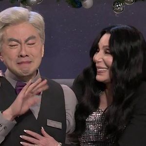 Bowen Yang pleure pendant son dernier sketch du "Saturday Night Live" aux côtés de Cher et Ariana Grande. 

©Bestimage