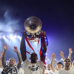 Il s'agit du modèle RM 72-01 en céramique blanche, personnalisé avec un bracelet en caoutchouc rose.

Ousmane Dembele - Le PSG célèbre son titre de Champion d'Europe 2026 avec ses supporters au Parc des Princes à Paris le 31 mai 2026.
© Pool / Xavier Laine via PsnewZ / Bestimage
