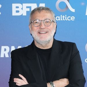 Le célèbre animateur est l'heureux propriétaire d'un somptueux manoir en Normandie, précisément à Villerville, non loin de Deauville. 

Laurent Ruquier lors de la conférence de presse de rentrée BFM TV- RMC du groupe Altice France à Paris, France. © Coadic Guirec/Bestimage