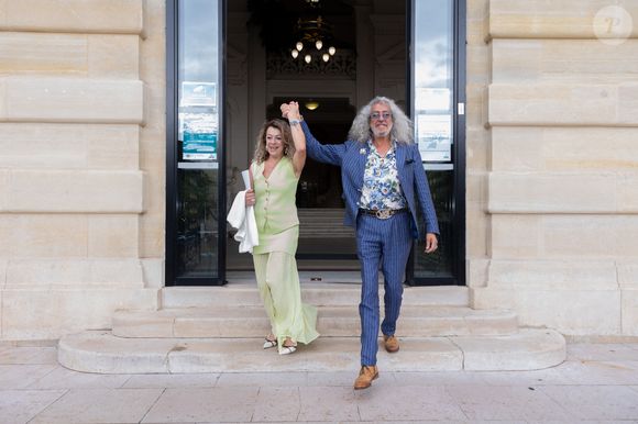 Si le célèbre antiquaire a opté pour un joli costume associé à une chemise colorée, son épouse a jeté son dévolu sur un bel ensemble vert composé d'un élégant gilet boutonné sans manche et d'une longue jupe légèrement transparente.

Exclusif - Severine Bauw et Djamel Bentenah - Mariage de Djamel Bentenah (acheteur dans l'émission Affaire Conclue) avec Severine Bauw à la mairie de Colombes le 21 juin 2025.