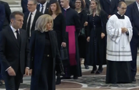 Emmanuel Macron et Brigitte rendent hommage au pape François au Vatican

Obsèques du pape François à Rome