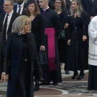 Brigitte et Emmanuel Macron, le visage fermé, entourés d'autres figures politiques : grand rassemblement solennel à Rome