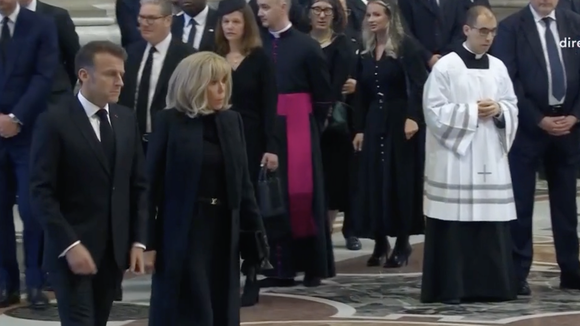 Brigitte et Emmanuel Macron, le visage fermé, entourés d'autres figures politiques : grand rassemblement solennel à Rome