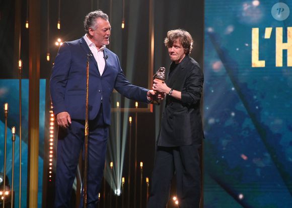 Alex Lutz reçoit le Molière de l'Humour pour "Sexe, Grog et Rocking Chair" - 37ème Nuit des Molières aux Folies Bergère à Paris, France, le 04 Mai 2026.

© Bertrand Rindoff / Bestimage