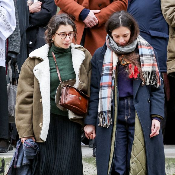 Pia Laborde et Gabrièle Laborde, les filles de C.Laborde - Sortie des obsèques de Catherine Laborde en l’église Saint-Roch à Paris, le 6 février 2025. Décédée le 28 janvier 2025 à l'âge de 73 ans, l'ancienne présentatrice météo de TF1 (1988 - 2017) était atteinte de la maladie neurodégénérative à corps de Lewy. 
© Jacovides - Moreau / Bestimage