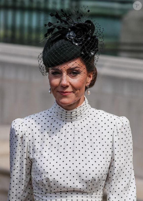 Cette montée s’explique notamment par son engagement accru face à la maladie de Kate, qui a révélé un côté plus humain et vulnérable. 

Londres, ROYAUME-UNI – Le roi Charles III d’Angleterre et la reine consort Camilla (Camilla Parker Bowles) ont conduit les membres seniors de la famille royale, d’anciens Premiers ministres ainsi que les dirigeants actuels du gouvernement et de l’opposition lors d’un service de remerciement pour le 80e anniversaire du jour de la Victoire en Europe (VE Day) à l’abbaye de Westminster.

Sur la photo : Catherine (Kate) Middleton, princesse de Galles