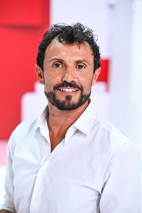 "Il y a quatre mois, j’ai fait la connaissance d’un gars à la salle de sport. Il a 67 ans je crois, et il est un peu expert en physique quantique", a-t-il premièrement indiqué dans l'émission "Buzz TV" du "Figaro"

Exclusif - Willy Rovelli - Enregistrement de l'émission Vivement Dimanche au Studio Gabriel à Paris ; diffusée le 27 août 2023.
© Guillaume Gaffiot / Bestimage