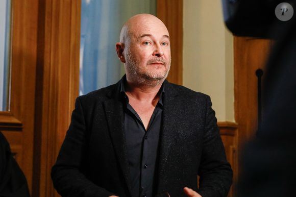 Suspendu de l'antenne après une enquête pour viol, Sébastien Cauet réclame en justice son retour sur NRJ au tribunal de commerce de Paris. © Christophe Clovis/Bestimage