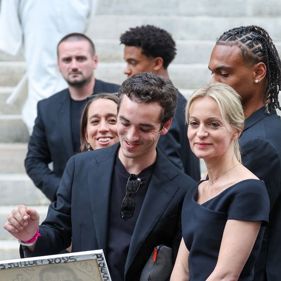 L'événement marque une étape lumineuse pour le jeune homme, après une période de deuil lourdement marquée par la perte successive de ses deux parents.

Gaston Ardisson, Audrey Crespo-Mara et son fils Sékou - Sorties des obsèques de Thierry Ardisson en l'église Saint-Roch de Paris, France, le 17 juillet 2025. © Clovis-Jacovides/Bestimage