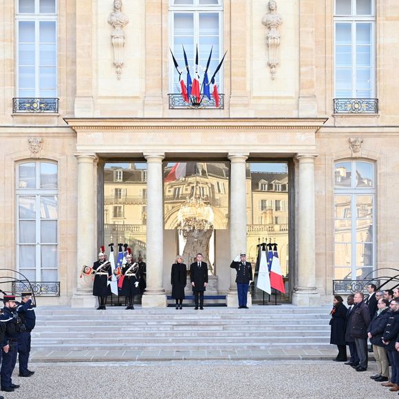 Le président Emmanuel Macron et sa femme Brigitte Macron participent à une minute de silence, au palais de l'Elysée, en hommage aux victimes du cyclone Chido à Mayotte le 23 décembre 2024.

© Eric Tschaen / Pool / Bestimage