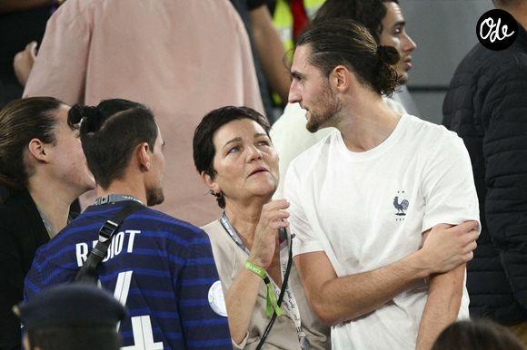 On retrouve aux commandes quatre membres indispensables du clan : Véronique qui possède 40% du capital de la société, Adrien et ses frères aînés Valentin et Geoffroy qui se partagent les 60% restant.

RABIOT Adrien (FRA) et sa mère Véronique Rabiot dans les tribunes lors du match du groupe D opposant la France au Danemark lors de la Coupe du monde au stade 974 à Doha, au Qatar, le 26 novembre 2022. © Jean-Baptiste Autissier/Panoramic/Bestimage