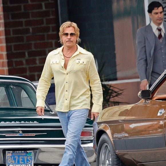 Après Anne Deneuchatel arnaquée par un faux Brad Pitt, 

Los Angeles, CA Brad Pitt affiche un sourire à un million de dollars lors du tournage d'une scène matinale de la suite de Once Upon a Time in Hollywood (Il était une fois à Hollywood). Brad semblait très heureux de recevoir une tasse de café Starbucks de la part d'un assistant personnel sur le plateau. Octobre 2025

Photo : Backgrid USA / Bestimage