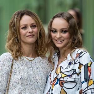 Vanessa Paradis et sa fille Lily-Rose Depp au photocall du défilé "Chanel Cruise Collection 2020" au Grand Palais. Paris, le 3 mai 2019. © Olivier Borde/Bestimage