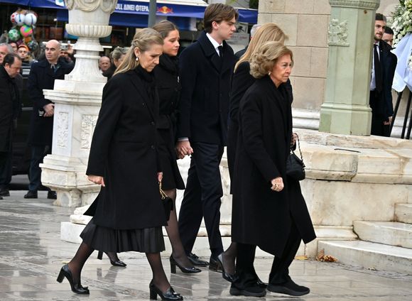 Elle est entourée du roi Felipe VI, de la reine Letizia, ainsi que de la princesse des Asturies Leonor et de l’infante Sofia. 

Athènes, GRÈCE La famille royale espagnole arrive à l'église métropolitaine d'Athènes pour les funérailles des Princes Irène de Grèce et du Danemark.



Sur la photo : Sofia of Spain