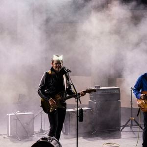 Exclusif - M (Matthieu Chedid) accompagné de sa soeur Anna et de son frère Joseph en concert inédit et unique, en acoustique au Théâtre de Verdure lors de l'ouverture de la 41ème édition du Festival de Ramatuelle le 1er aout 2025.
© Cyril Bruneau / Festival de Ramatuelle / Bestimage
