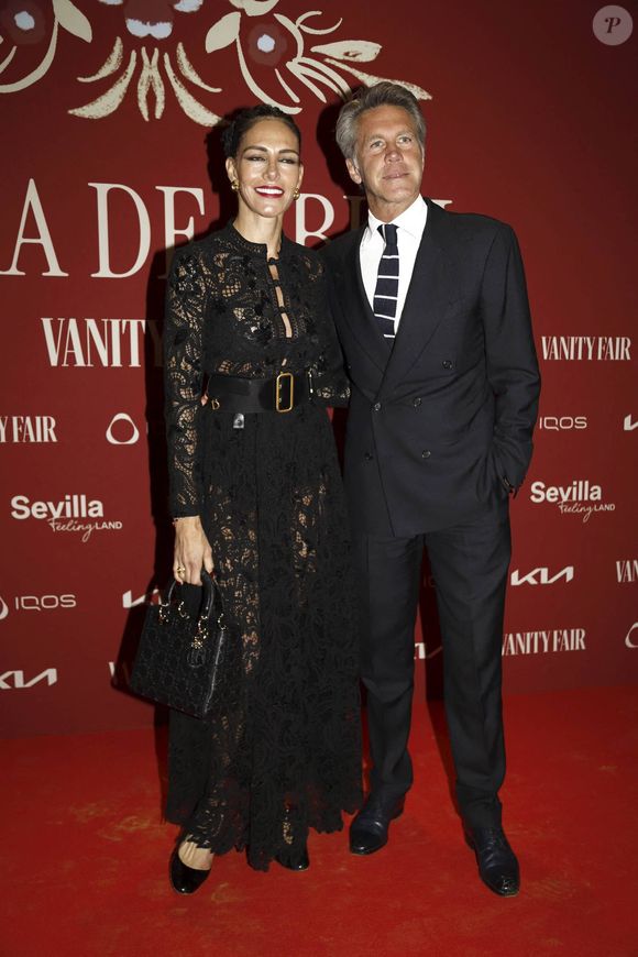 Tandis que le Prince de Savoie a opté pour un costume classique de couleur bleu foncé. 

Le prince Emmanuel-Philibert de Savoie et sa compagne Adriana Abascal au photocall de Vanity Fair, à Séville, le 5 mai 2025.

Photo : Cordon / Bestimage