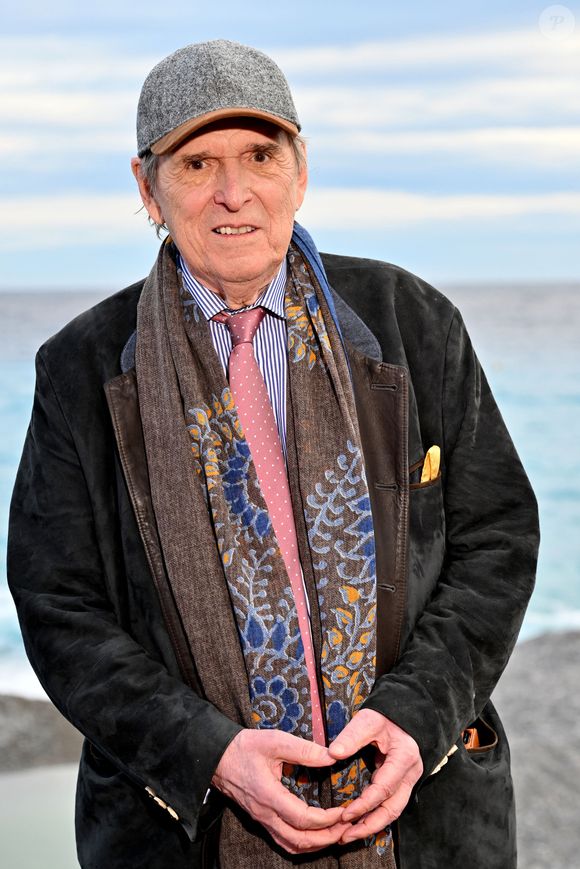 À l'âge de 80 ans, l'ancien cinéaste expose actuellement ses toiles très colorées dans une galerie de la commune d'Uccle, sous le pseudonyme de Jim Jazz.

Jean-Marie Poiré durant la 6ème édition du festival Cinéroman dédié aux adaptations cinématographiques de roman à Nice le 2 Octobre 2024.

© Bebert / Jacovides / Bestimage