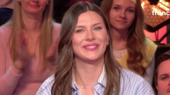 Camille Cerf perd ses moyens en direct après une prise de parole d'un proche