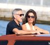 George Clooney portait lui un polo noir et un pantalon beige.

George Clooney et sa femme Amal Clooney arrivent à Venise avant le 82e Festival international du film de Venise - Italie, mardi 26 août 2025.
Backgrid UK/ Bestimage